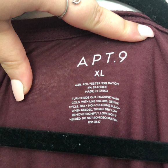 V-neck T - Picture 3 of 3